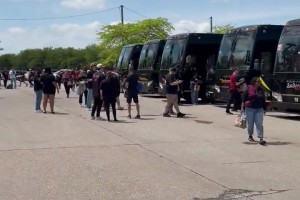 大方！骑士老板安排包25辆大巴车！载球迷去底特律看G7！！
